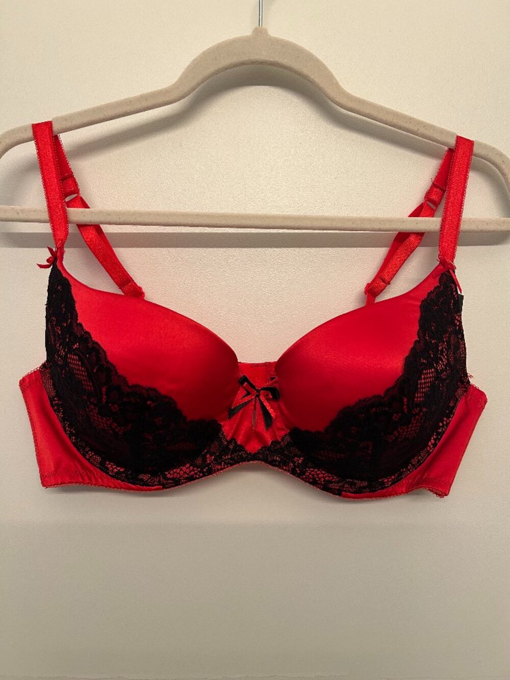 Fredricks of Hollywood Red & Black 40C Bra. NWT